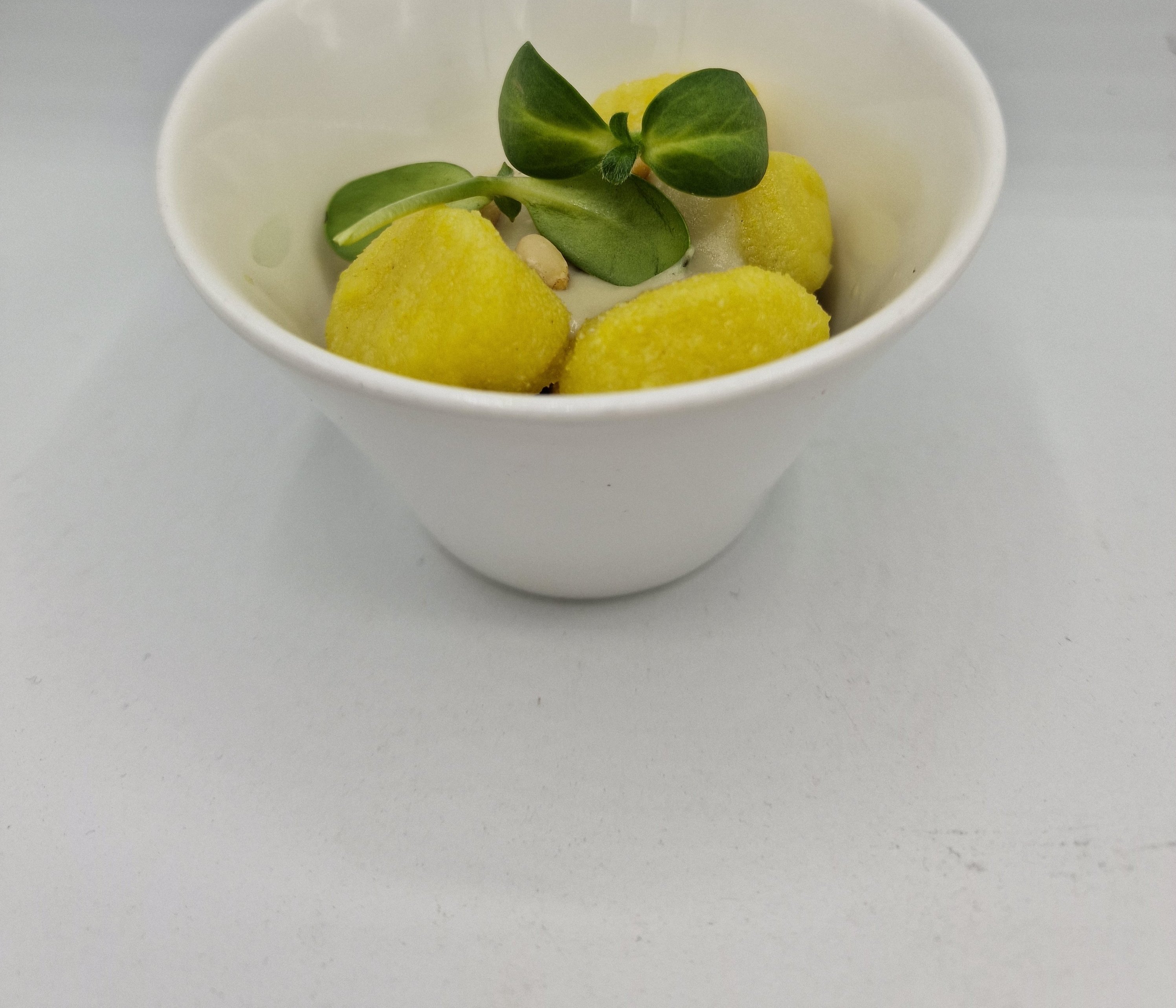 Catering-Häppchen in Gläsern – Stilvolles Fingerfood von Hölle Catering Delikates Fingerfood kunstvoll angerichtet. Perfekt für stilvolle Events, Hochzeiten oder Firmenfeiern – ein Genuss für Auge und Gaumen.