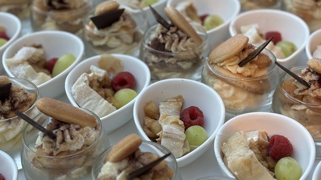 Brotkörbe mit frischem Gebäck von Hölle Catering Fingerfood süß - Dessertauswahl
