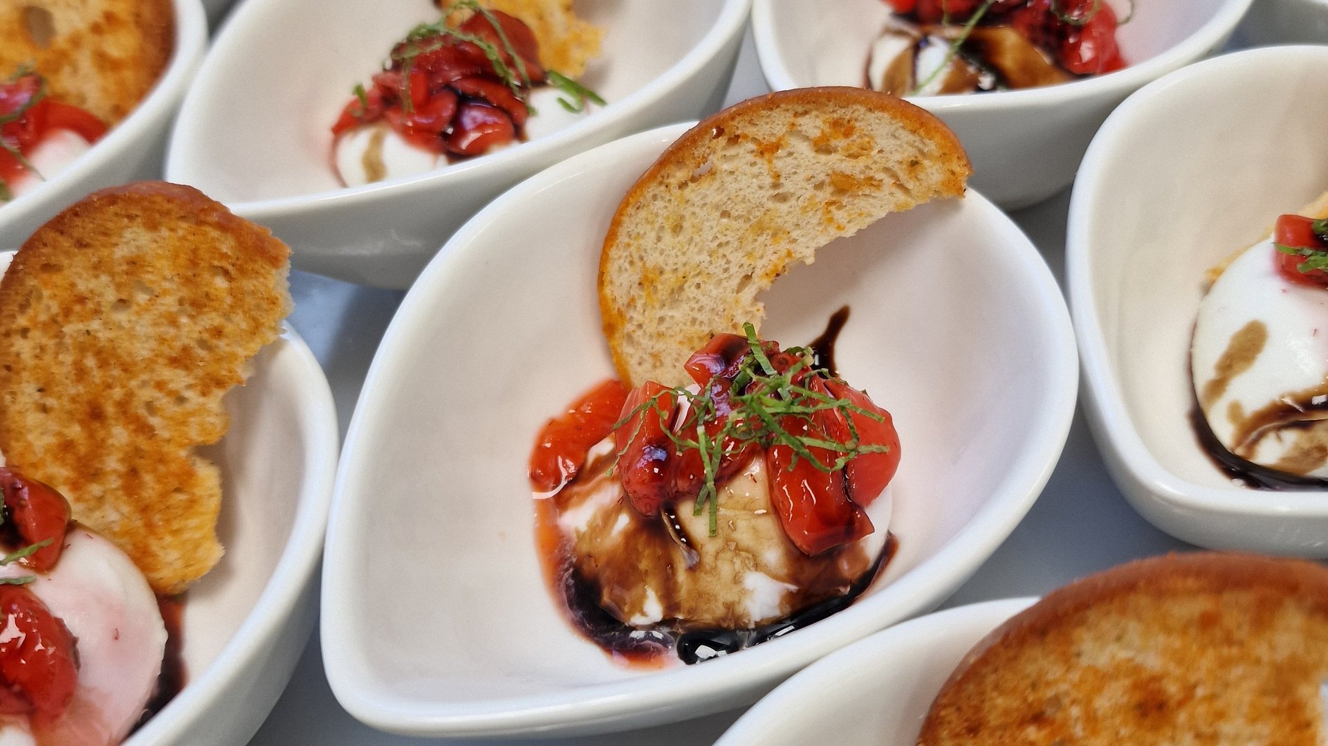 Reichhaltiges Frühstück von Hölle Catering – Perfekt für den Start in den Tag Ein reichhaltiges Frühstück mit knusprigem Toast, verschiedenen Marmeladen, frisch zubereiteten Eiern, Speck, Müsli, frischem Obst, einer Tasse Kaffee und einem Glas Saft