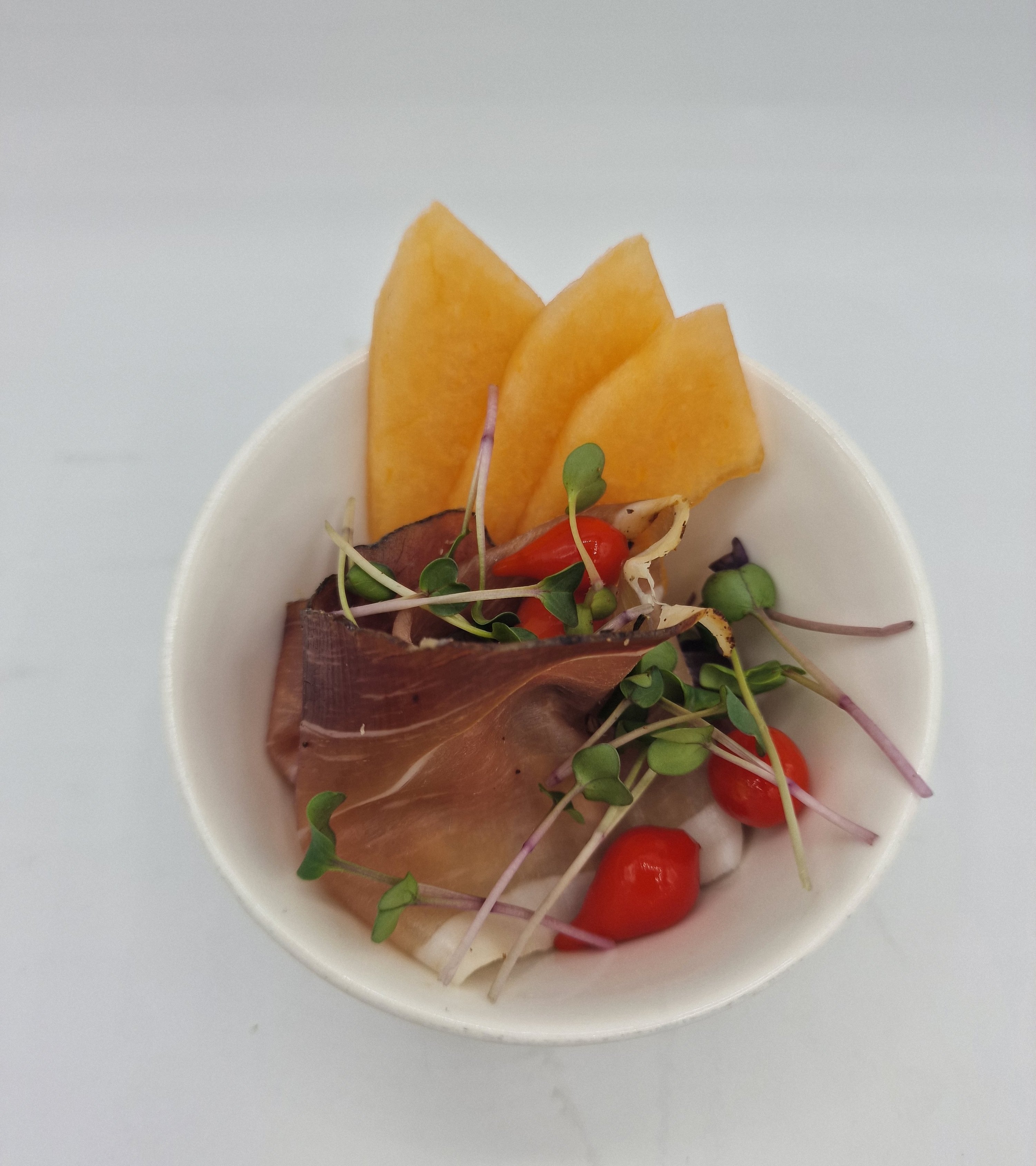 Köche bei Hölle Catering – Kunstvolles Anrichten von Gerichten Prosciutto-Melone
