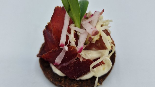 Klassischer Burger mit Pommes von Hölle Catering Fingerfood herzhaft